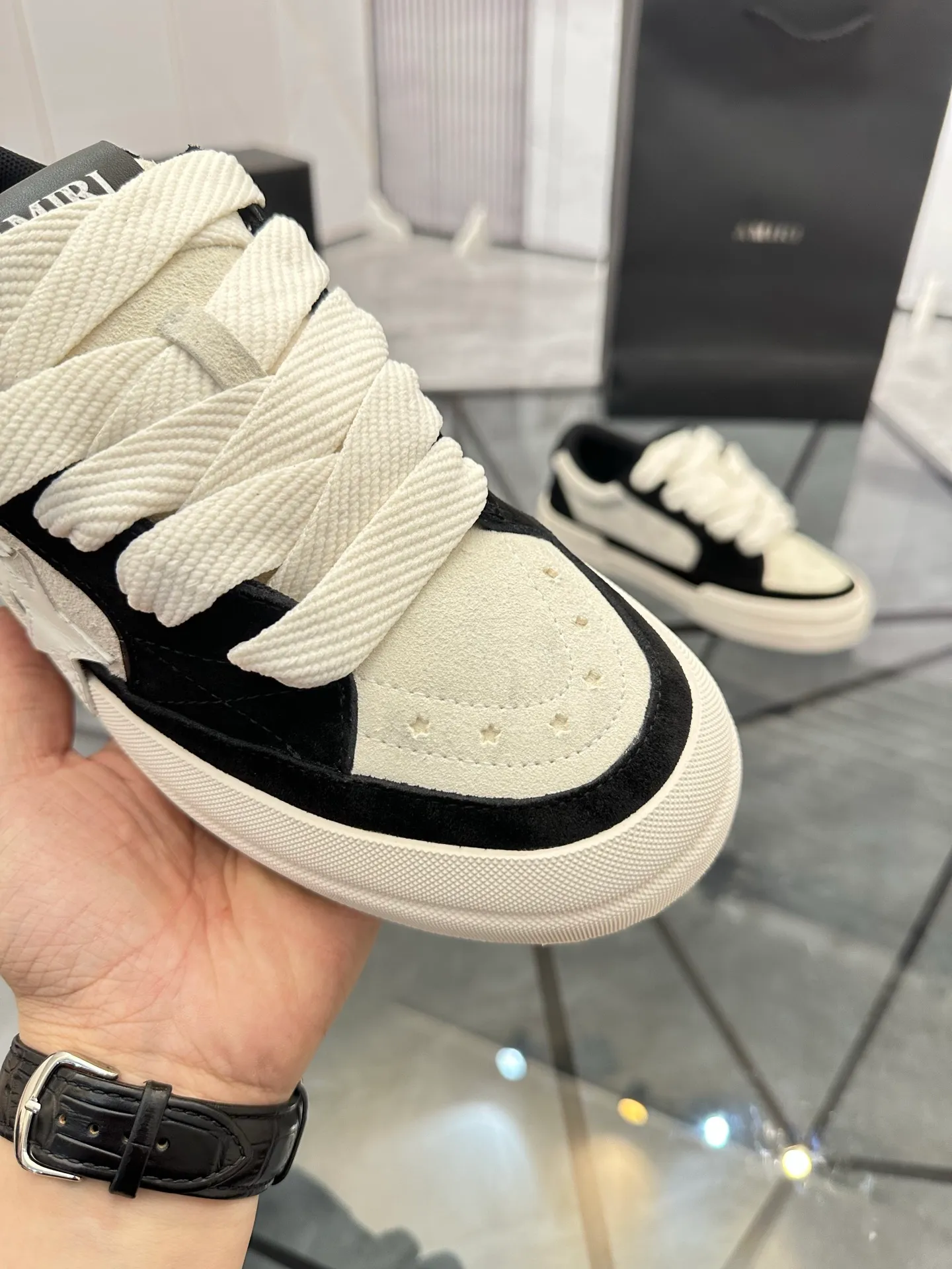 Men's shoes: 💰P600¥ Top quality in Guangzhou Product trademark: AMIRI* "Amir*" low-top casual shoes Regular size: 39-44 (can be customized to 45) Product material: Upper imported first-layer cowhide spliced ​​nubuck leather, breathable lining, original outsole. Number: 525